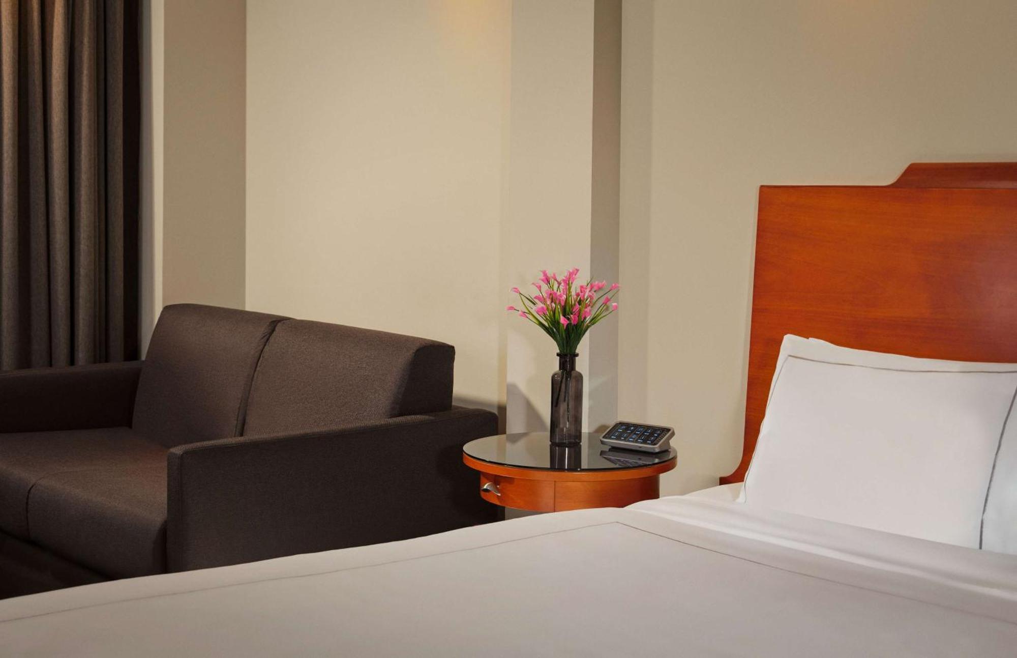 Hotel Park Plaza Victoria Londra Esterno foto